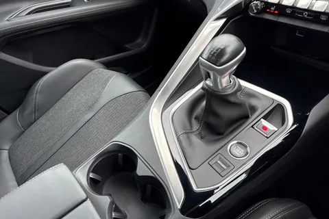 DC19CWM PEUGEOT 3008 1.2 PureTech GT Line Euro 6 (s/s) 5dr Thumbnail #24