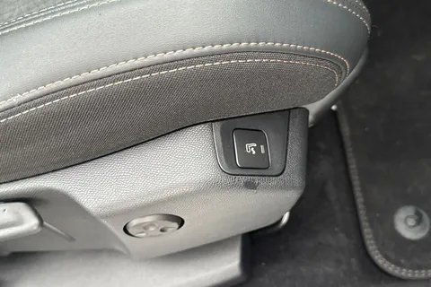 DC19CWM PEUGEOT 3008 1.2 PureTech GT Line Euro 6 (s/s) 5dr Thumbnail #39