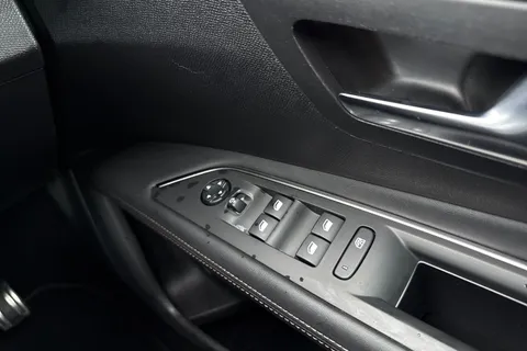 DC19CWM PEUGEOT 3008 1.2 PureTech GT Line Euro 6 (s/s) 5dr Thumbnail #43