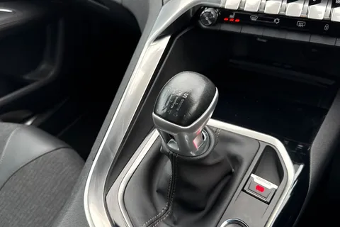 DC19CWM PEUGEOT 3008 1.2 PureTech GT Line Euro 6 (s/s) 5dr Thumbnail #61