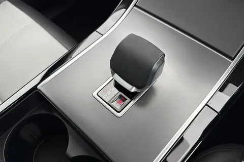 KT24WLJ Land Rover Range Rover Velar 2.0 D200 Dynamic SE 5dr Thumbnail #15