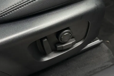 KT24WLJ Land Rover Range Rover Velar 2.0 D200 Dynamic SE 5dr Thumbnail #35