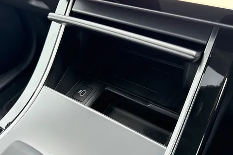 KT24WLJ Land Rover Range Rover Velar 2.0 D200 Dynamic SE 5dr Thumbnail #51