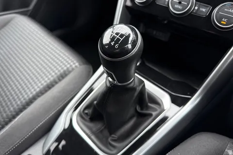 CU71LWM Volkswagen T-Roc 1.5 TSI EVO Active 5dr Thumbnail #24