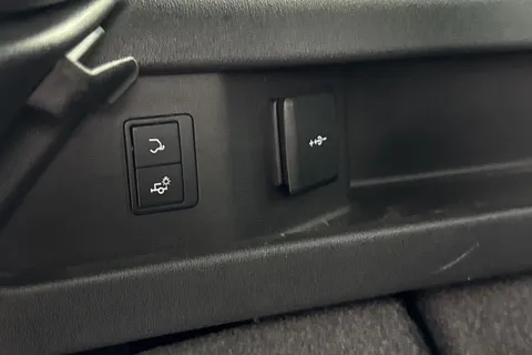 28 of 50 for Land Rover Discovery Sport 2.0 D200 R-Dynamic HSE 5dr