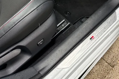 DG21KUD Toyota Corolla 1.8 VVT-h GR SPORT CVT Euro 6 (s/s) 5dr Thumbnail #39