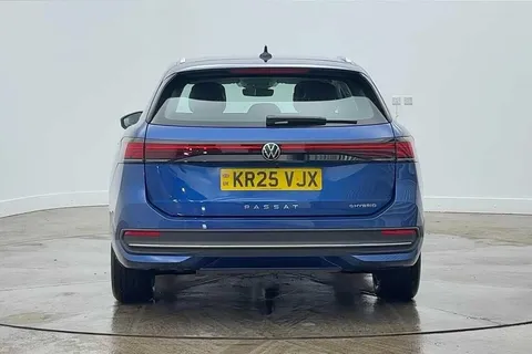 KR25VJX Volkswagen Passat 1.5 TSI eHybrid Life 5dr DSG **TOW BAR + DRIVE ASSIST PACK** Thumbnail #8