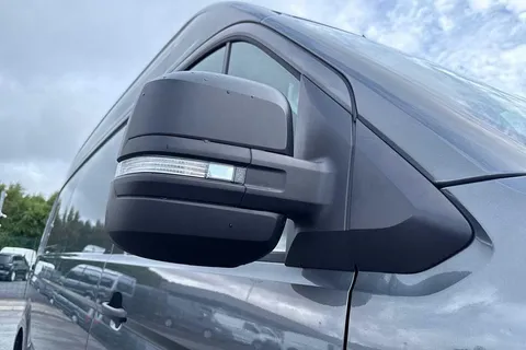 DE24XBO Volkswagen Crafter 2.0 TDI 140PS Commerce Plus High Roof Van Thumbnail #25