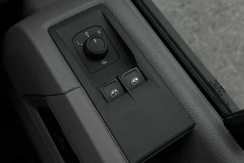 DE24XBO Volkswagen Crafter 2.0 TDI 140PS Commerce Plus High Roof Van Thumbnail #40