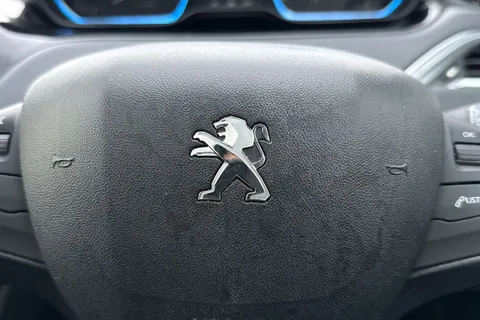 MW19HVF PEUGEOT 2008 1.2 PureTech Allure Premium Euro 6 (s/s) 5dr Thumbnail #35