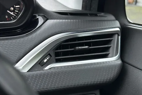 MW19HVF PEUGEOT 2008 1.2 PureTech Allure Premium Euro 6 (s/s) 5dr Thumbnail #39