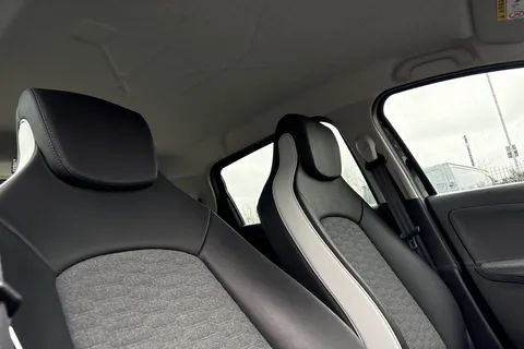 DY71FFJ Renault Zoe R135 EV50 52kWh GT Line Auto 5dr (Rapid Charge) Thumbnail #25