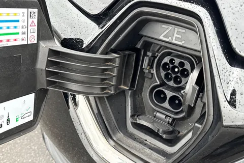 DY71FFJ Renault Zoe R135 EV50 52kWh GT Line Auto 5dr (Rapid Charge) Thumbnail #26