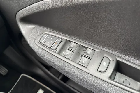 DY71FFJ Renault Zoe R135 EV50 52kWh GT Line Auto 5dr (Rapid Charge) Thumbnail #42