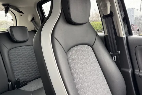 DY71FFJ Renault Zoe R135 EV50 52kWh GT Line Auto 5dr (Rapid Charge) Thumbnail #61