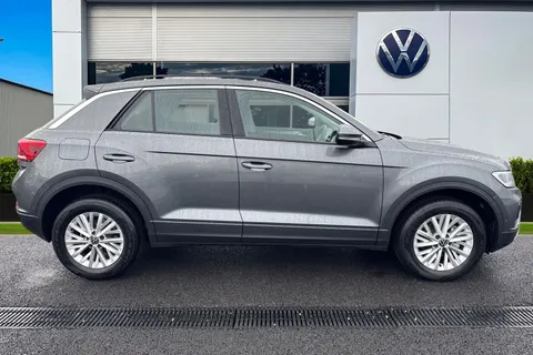 GJ74ULN Volkswagen T-Roc 1.5 TSI Life 5dr Thumbnail #4