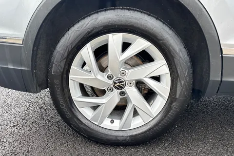 EK24YWF Volkswagen Tiguan Allspace 1.5 TSI Life 5dr Thumbnail #10