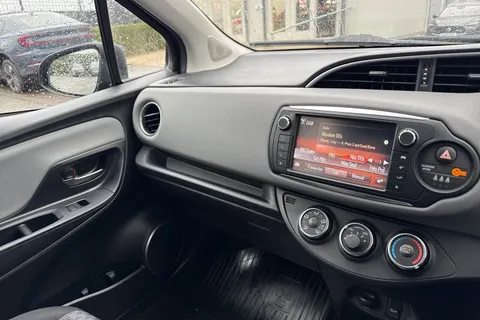 DN66TTK Toyota Yaris 1.33 Dual VVT-i Icon Euro 6 5dr Thumbnail #17