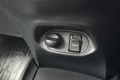 DN66TTK Toyota Yaris 1.33 Dual VVT-i Icon Euro 6 5dr Thumbnail #50