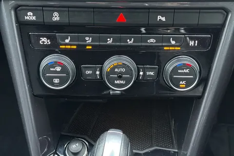 MT69MYO Volkswagen T-Roc 1.5 TSI EVO R-Line DSG Euro 6 (s/s) 5dr Thumbnail #23