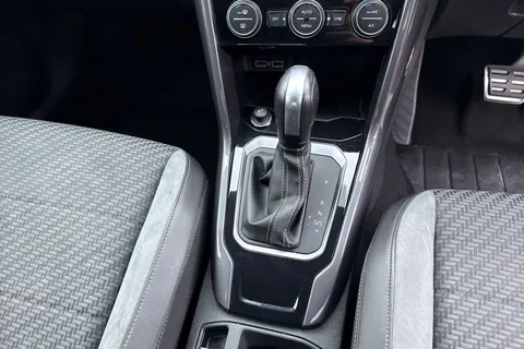 MT69MYO Volkswagen T-Roc 1.5 TSI EVO R-Line DSG Euro 6 (s/s) 5dr Thumbnail #24