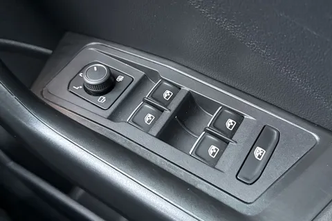 MT69MYO Volkswagen T-Roc 1.5 TSI EVO R-Line DSG Euro 6 (s/s) 5dr Thumbnail #40