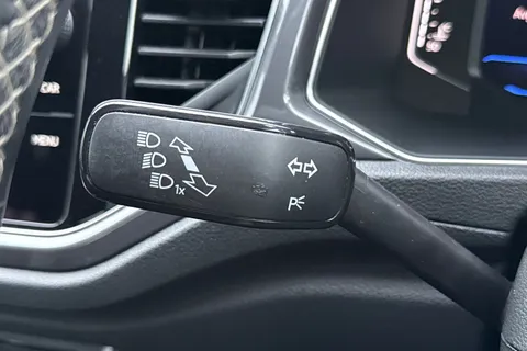 MT69MYO Volkswagen T-Roc 1.5 TSI EVO R-Line DSG Euro 6 (s/s) 5dr Thumbnail #45