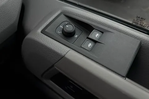 MF74OFP Volkswagen Crafter 2.0TDI (140PS) CR35 MWB Manual Thumbnail #18