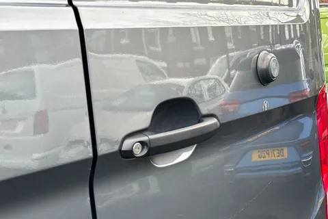 ML74CRJ Volkswagen Crafter 2.0 TDI 140PS Commerce Plus High Roof Van Thumbnail #27