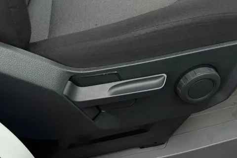 MF74OFP Volkswagen Crafter 2.0TDI (140PS) CR35 MWB Manual Thumbnail #34