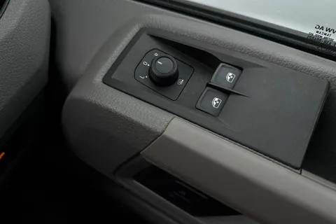 MJ74HBU Volkswagen Crafter 2.0 TDI 140PS Commerce Plus High Roof Van Thumbnail #18