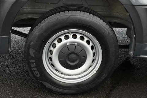 MJ74HBU Volkswagen Crafter 2.0 TDI 140PS Commerce Plus High Roof Van Thumbnail #23