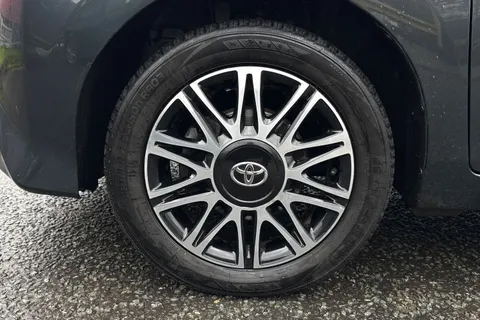 10 of 40 for Toyota Aygo 1.0 VVT-i x-play Euro 6 5dr