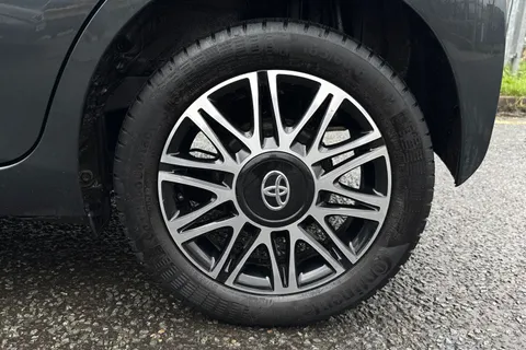 12 of 40 for Toyota Aygo 1.0 VVT-i x-play Euro 6 5dr