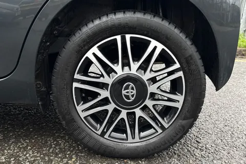 13 of 40 for Toyota Aygo 1.0 VVT-i x-play Euro 6 5dr