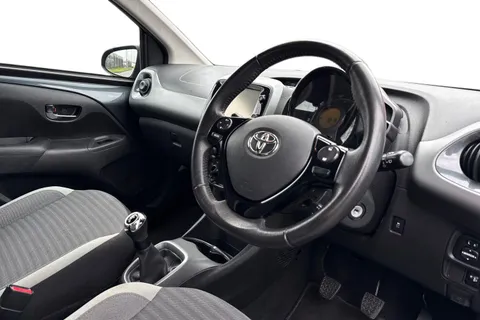 14 of 40 for Toyota Aygo 1.0 VVT-i x-play Euro 6 5dr