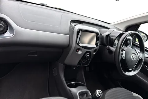 15 of 40 for Toyota Aygo 1.0 VVT-i x-play Euro 6 5dr