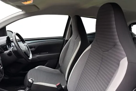 16 of 40 for Toyota Aygo 1.0 VVT-i x-play Euro 6 5dr