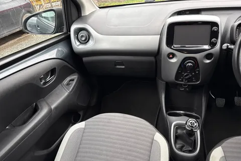 20 of 40 for Toyota Aygo 1.0 VVT-i x-play Euro 6 5dr