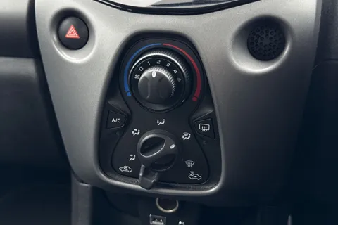 22 of 40 for Toyota Aygo 1.0 VVT-i x-play Euro 6 5dr