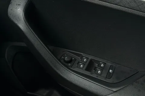 OY72MSX Škoda Karoq 1.0 TSI SE Drive Euro 6 (s/s) 5dr Thumbnail #19