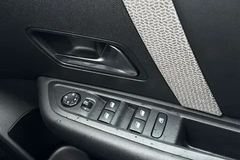 KM71ODX Citroën C4 1.5 BlueHDi Shine Euro 6 (s/s) 5dr Thumbnail #19