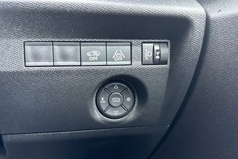 KM71ODX Citroën C4 1.5 BlueHDi Shine Euro 6 (s/s) 5dr Thumbnail #38