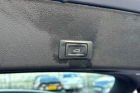 34 of 59 for Audi e-tron 50 Technik Auto quattro 5dr 71.2kWh