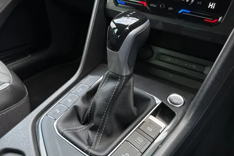 MD22HDF Volkswagen Tiguan 1.5 TSI R-Line DSG Euro 6 (s/s) 5dr Thumbnail #24