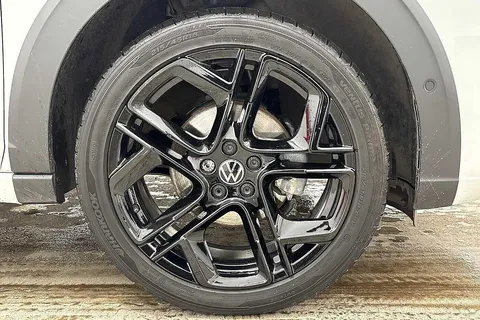 DK75YPC Volkswagen Taigo 1.5 TSI 150 Black Edition **PAN ROOF** 5dr DSG Thumbnail #5