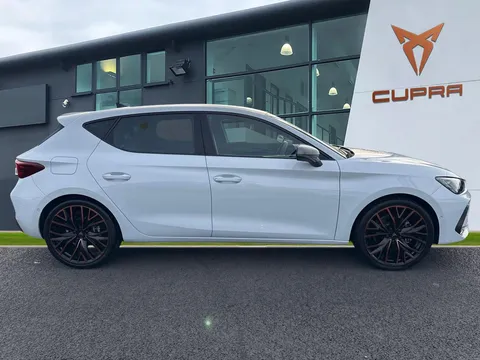 KM75HRG CUPRA Leon 1.5 eHybrid 204 V3 5dr DSG ** DELIVERY MILEAGE** Thumbnail #3