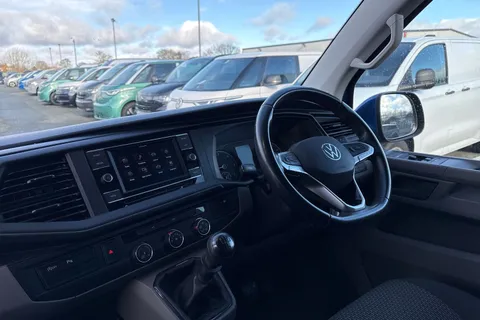 CX72NTE Volkswagen Transporter 2.0 TDI T30 Highline FWD SWB Euro 6 (s/s) 5dr Thumbnail #19