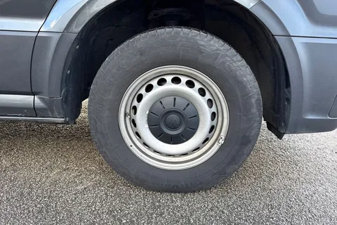 13 of 46 for Volkswagen Crafter 2.0 TDI CR35 Commerce FWD MWB High Roof Euro 6 (s/s) 5dr