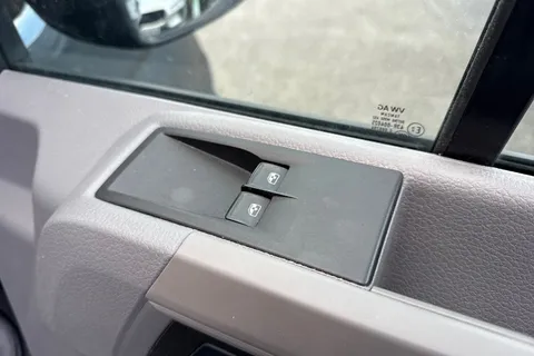 21 of 46 for Volkswagen Crafter 2.0 TDI CR35 Commerce FWD MWB High Roof Euro 6 (s/s) 5dr